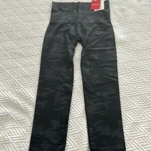 Spanx NWT Black Camo Leggings M